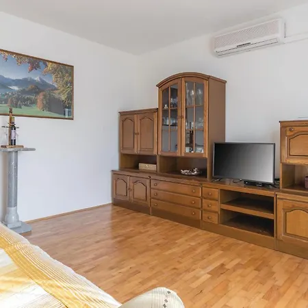 Six-bedroom In