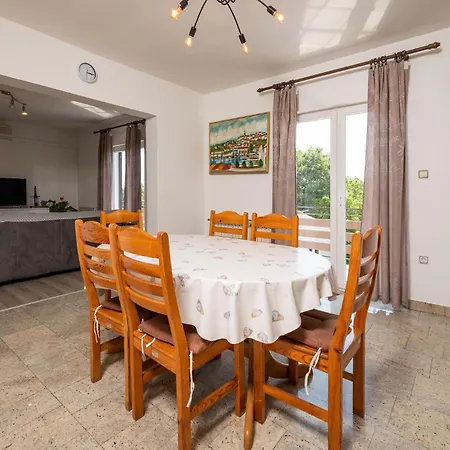 Six-bedroom In 別荘 Barban
